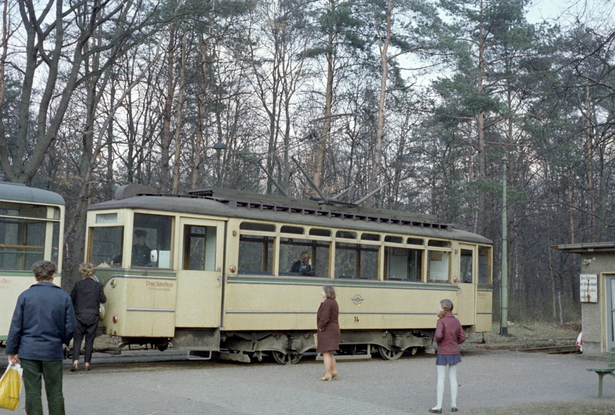 Berlin-Rahnsdorf: Woltersdorfer Straßenbahn Tw 14 S-Bf Rahnsdorf am 27. März 1972. - Scan von einem Farbnegativ. Film: Kodacolor X. Kamera: Kodak Retina Automatic II.