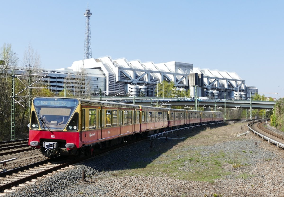 Berlin /S- Bahnhof Westkreuz, einfahrende Ringbahn S42 (BR 480) der S- Bahn Berlin, kommend aus Messe Nord/ ICC. Im Hintergrund, Berliner Funkturm & Messe ICC. Berlin- Charlottenburg /Westkreuz im April 2019.