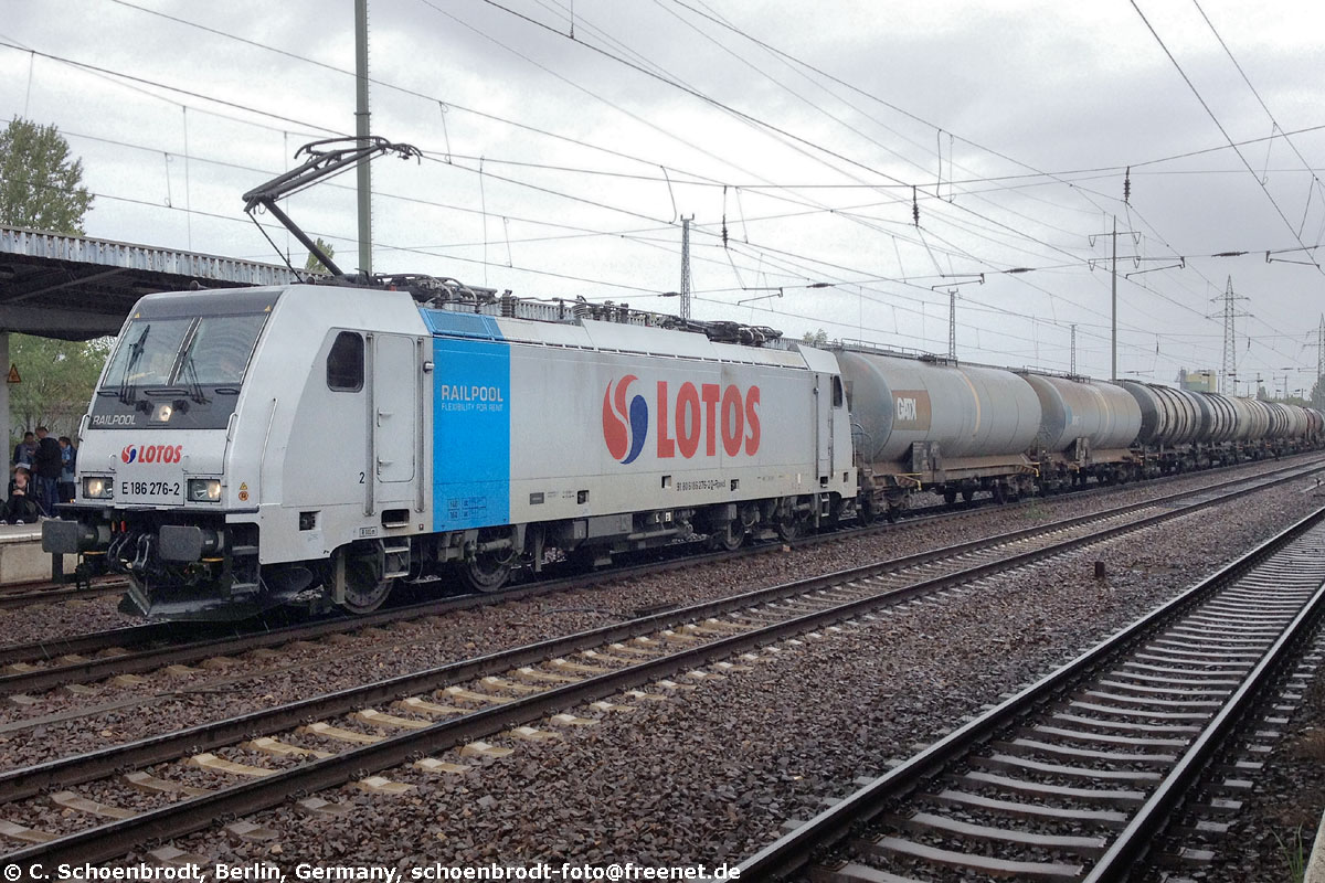 Berlin Schönefeld Flughafen, Railpool E-Lok E 186 276-2 (91 80 6186 276-2 D-Rpool) für  LOTOS  mit Kesselwagen. 04. September 2016