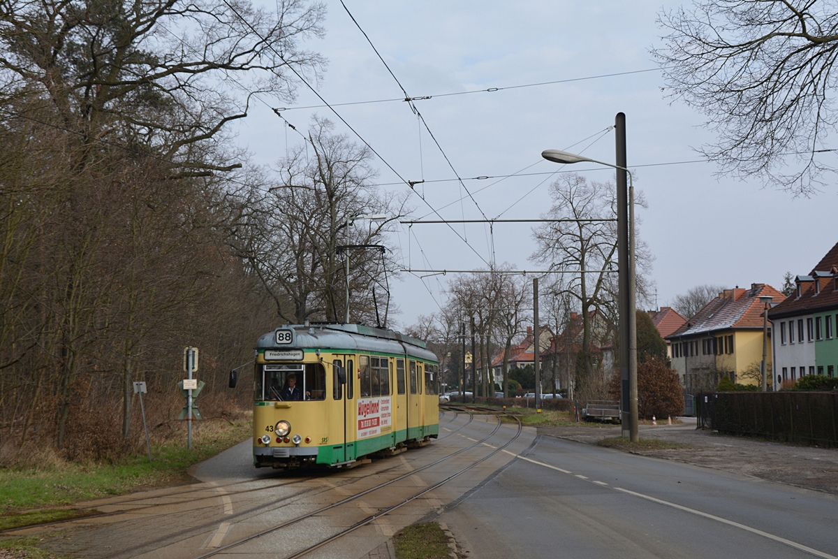Berlin, Schöneicher Straße. Duewag GT6ZR #43 erreicht die Endhaltestelle S Friedrichshagen. Die Aufnahme stammt vom 15.02.2018. 