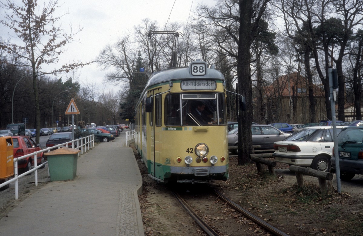 Berlin SRS SL 88 (GT6 42) Dahlwitzer Landstrasse / S Friedrichshagen am 10. April 2006.
