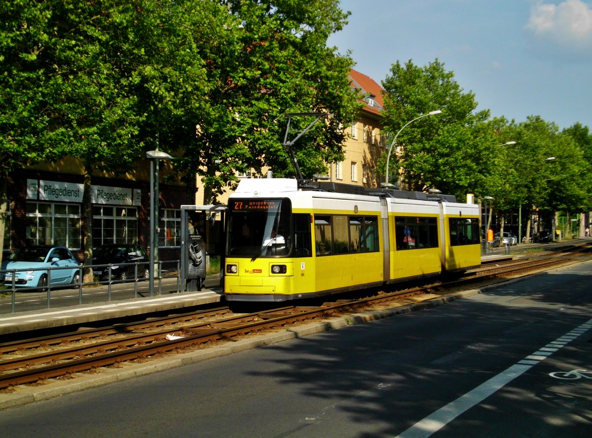 Berlin: Straßenbahnlinie 27 nach Weißensee Pasedagplatz an der Haltestelle Hohenschönhausen Am Faulen See.(26.7.2014)
