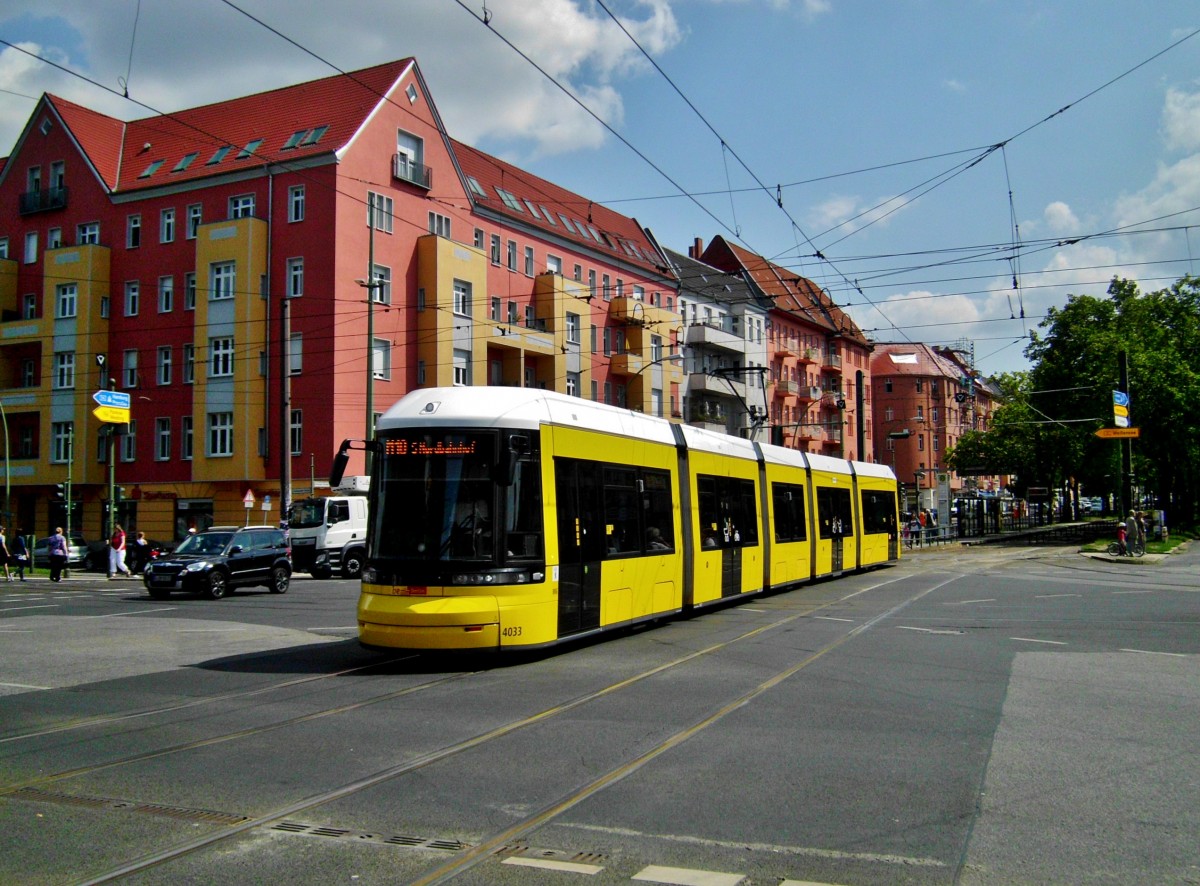 Berlin: Straßenbahnlinie M10 nach S-Bahnhof Nordbahnhof an der Haltestelle Prenzlauer Berg Greifswalder Straße/Danziger Straße.(6.8.2014)
