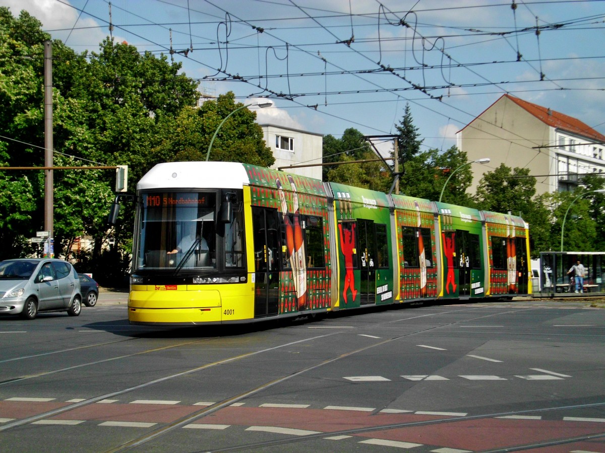 Berlin: Straßenbahnlinie M10 nach S-Bahnhof Nordbahnhof an der Haltestelle Prenzlauer Berg Prenzlauer Allee/Danziger Straße.(6.8.2014)

