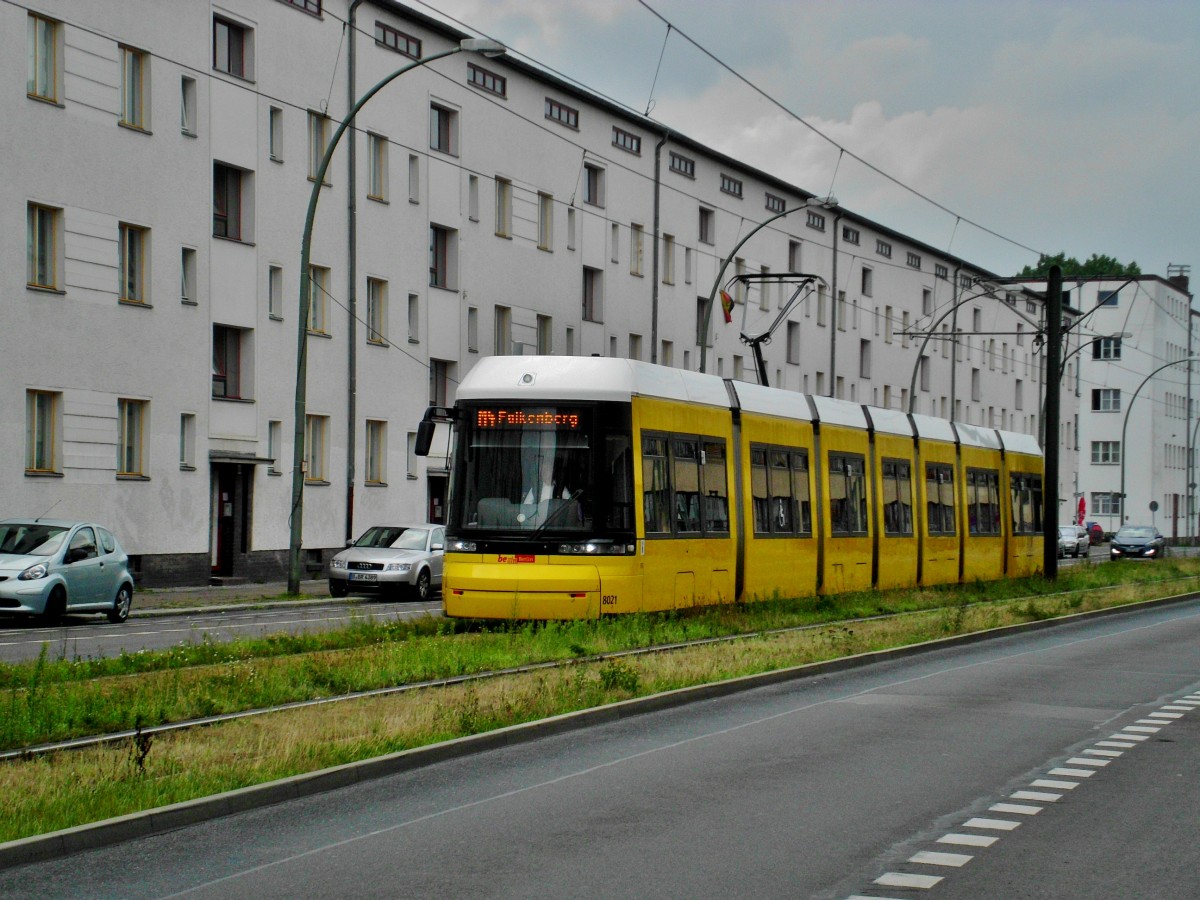 Berlin: Straßenbahnlinie M4 nach Falkenberg an der Haltestelle Weißensee Buschallee.(25.7.2014)
