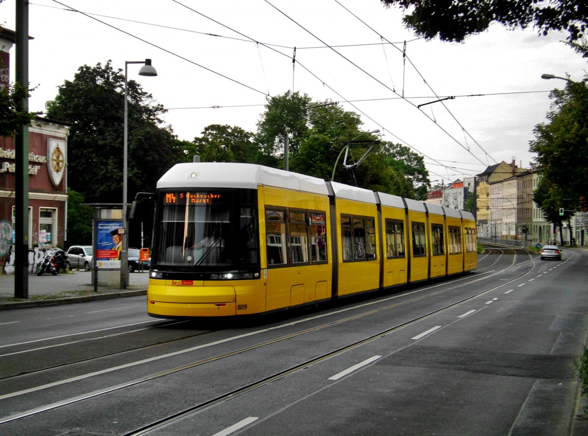Berlin: Straßenbahnlinie M4 nach S-Bahnhof Hackescher Markt an der Haltestelle Weißensee Albertinenstraße.(27.7.2014)
