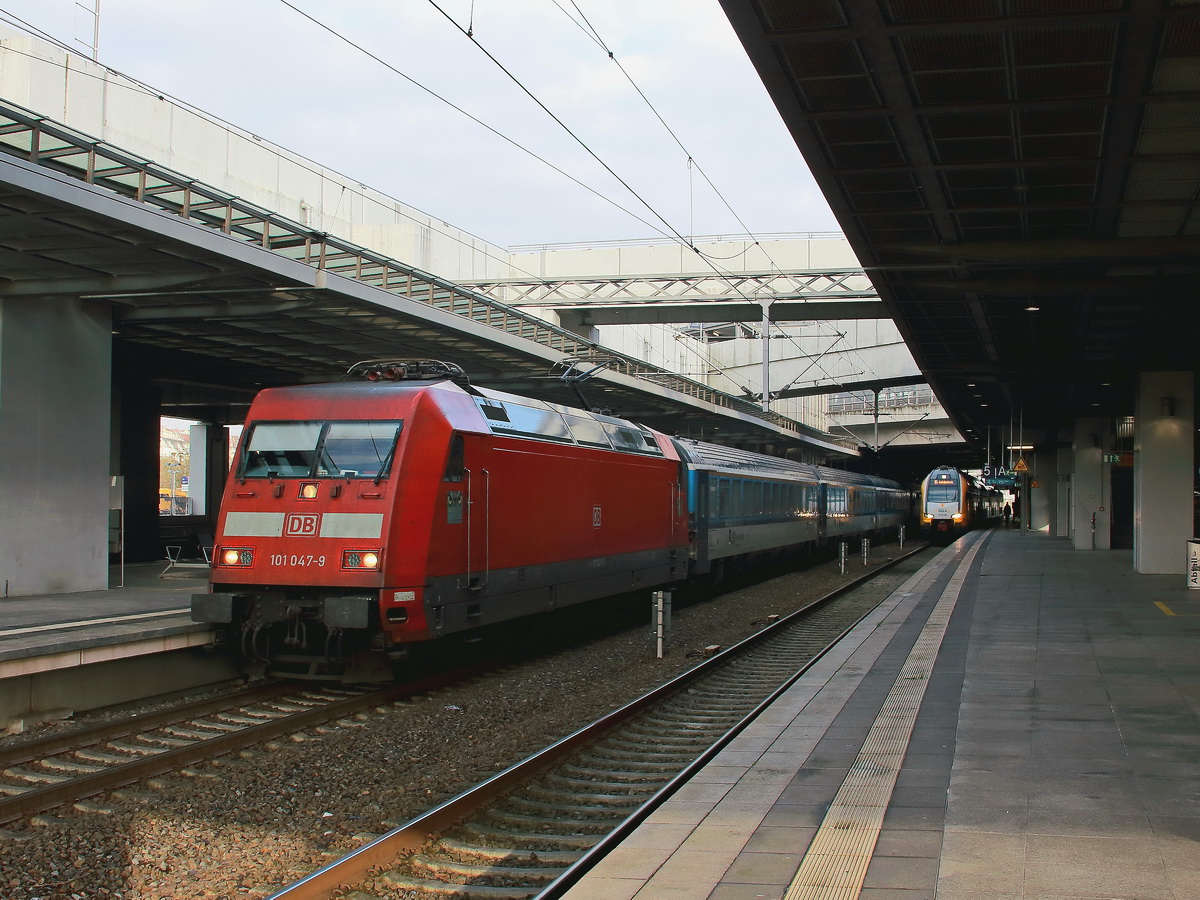 Berlin Südkreuz am 02. Dezember 2017 steht 101 047-9 als EC 177 nach Prag.