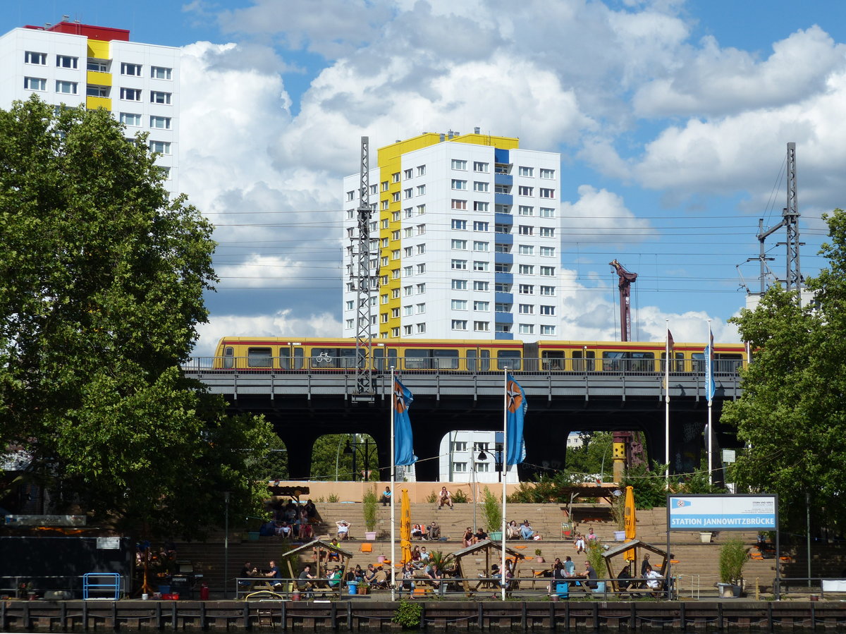 Berlin - tosender Verkehr und Entspannung liegen hier oft nahe beieinander. Besonders beliebt sind die Strände und Strandbars an der Spree. Doch die Freiräume werden knapper, die Stadt muss bauen, um die vielen Zugezogenen unterbringen zu können. Ob auch hier bald Häuser und Straßen die Gemütlichkeit verdrängen? 3.7.2016, nahe dem S- und U-Bahnhof Jannowitzbrücke.