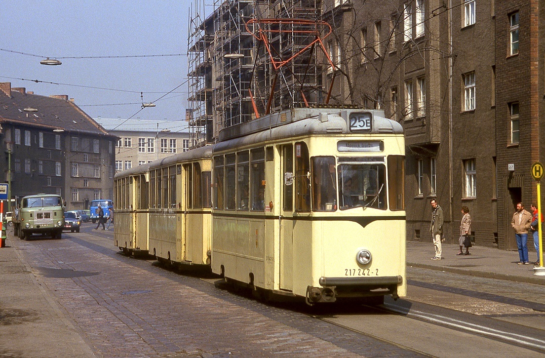 Berlin Tw 217 242 in der Wilhelminenhofstraße, 13.04.1987.