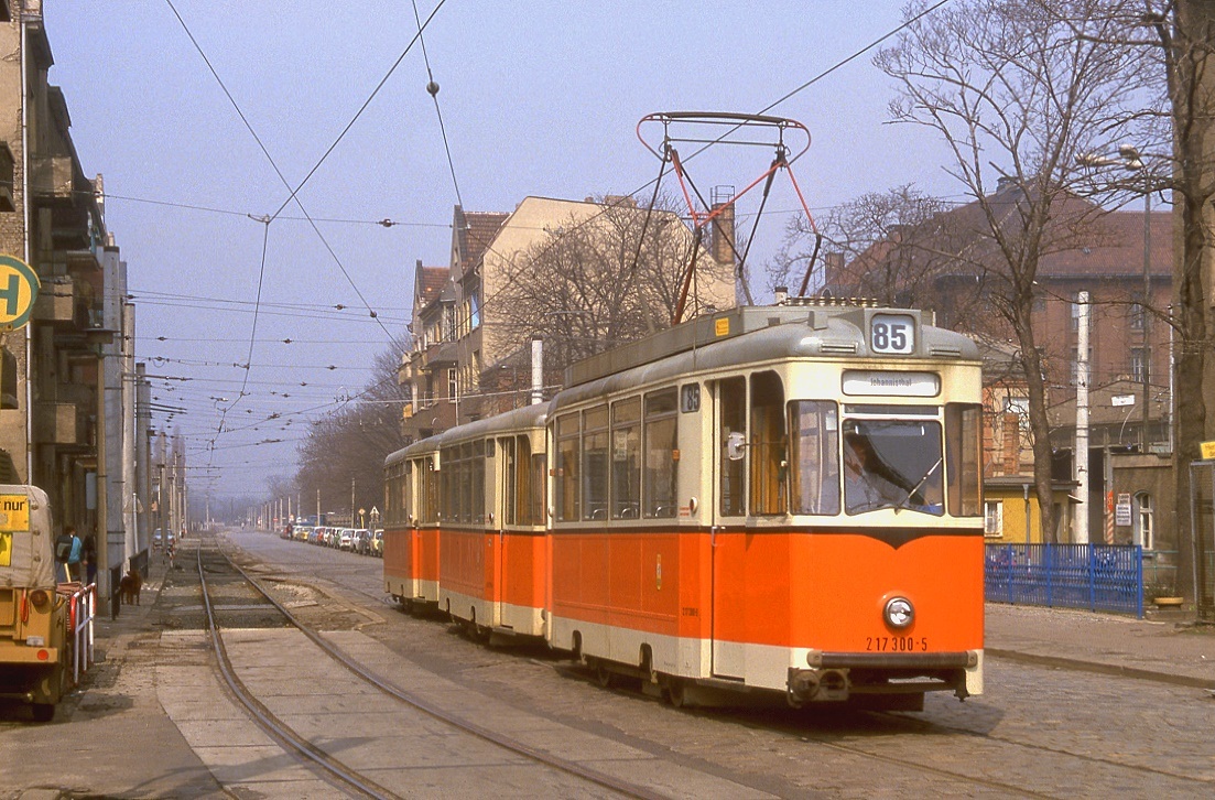Berlin Tw 217 300 vor dem ehemaligen Btf. Nalepastrae, 13.04.1987.