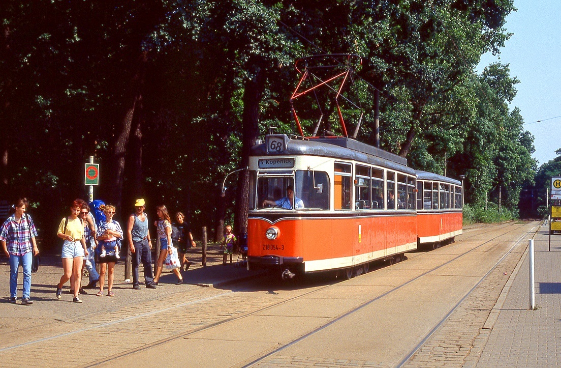 Berlin Tw 218 054 mit Bw 268 099 am Bahnhof Grünau, 15.07.1994.