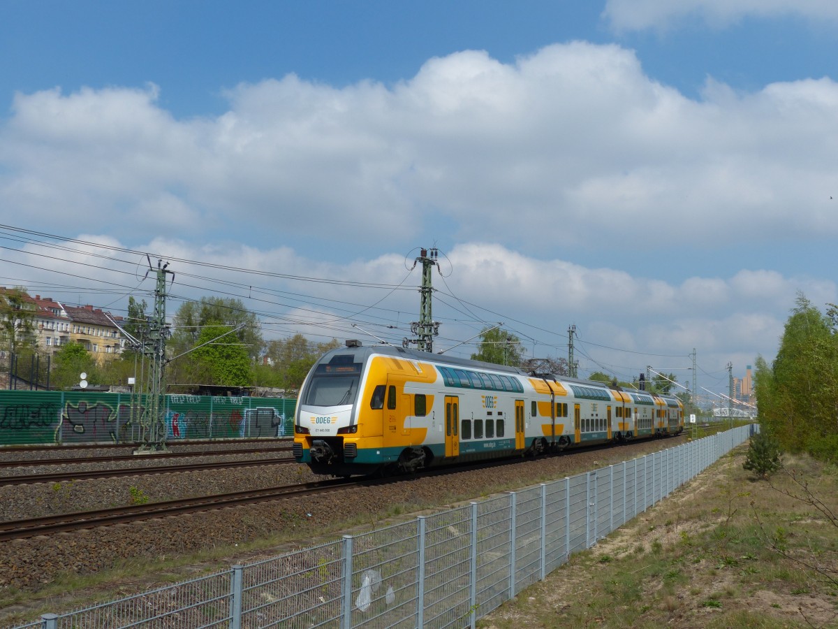 Berlin ist um eine Fotostelle für Eisenbahnfans reicher geworden. Der neue Südpark am Gleisdreieck ist eröffnet, seit einigen Tagen kann man nun auch die unangenehme Yorckstraße über eine ehemalige Eisenbahnbrücke überqueren, was zunächst aufgrund eines besonders tiefschlafgeprägten Engagements des Bezirks Friedrichshain-Kreuzberg nicht möglich war. Hier sieht man einen RE 4 in Richtung Wustermark, im Hintergrund die Hochhäuser am Potsdamer Platz. 21.4.2014