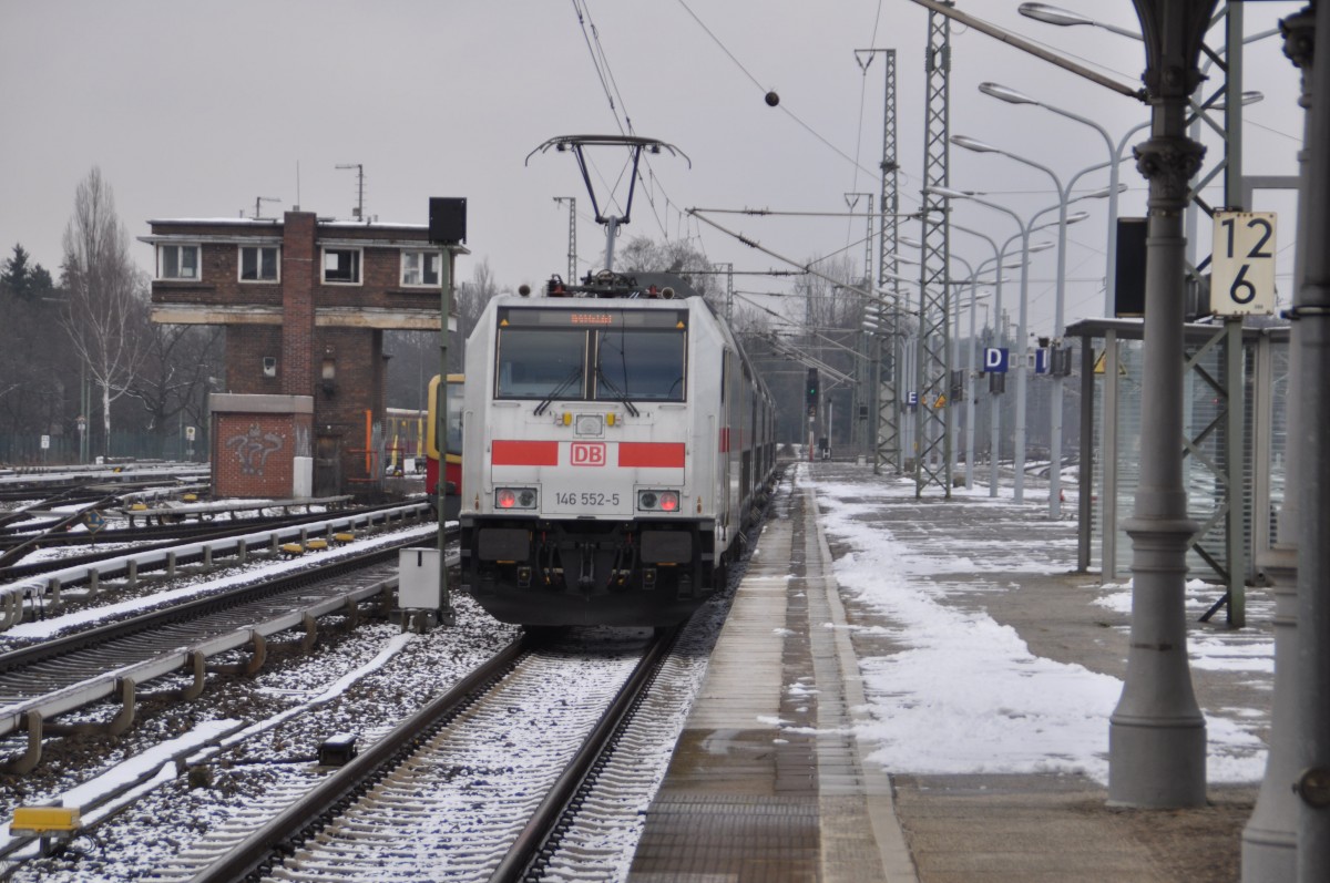 Berlin Wannsee am 25.02.2016. Die ICs werden wohl auf  Fehlfunktion getestet.
Es soll den Reisenden auch oben besser gehen.