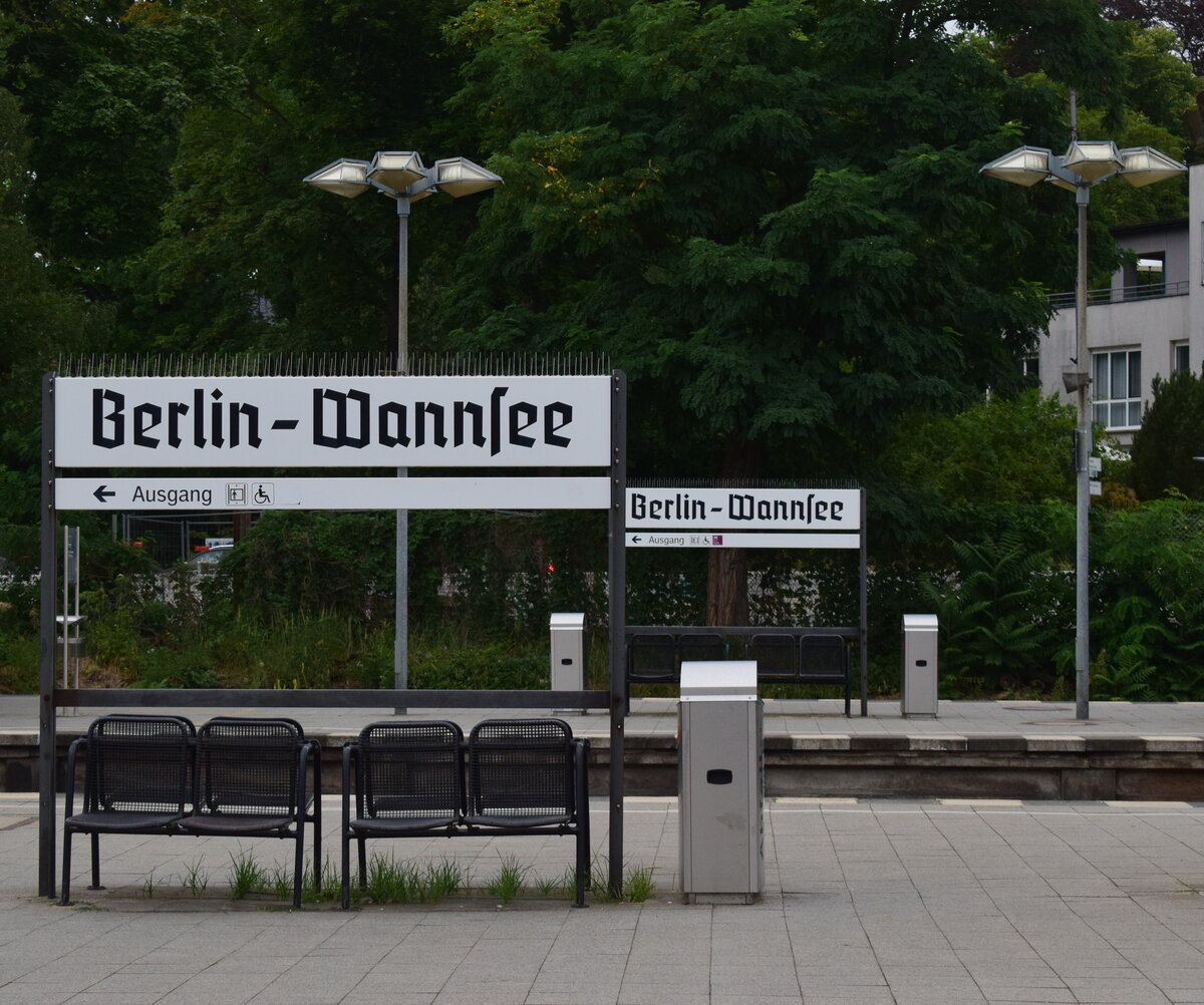 Berlin Wannsee. Der Bahnhof Berlin Wannsee fällt besonders mit seinen Bahnhofsschildern in alttdeutscher Schrift auf. Hier eine kleine Momentaufnahme im Bahnhof Wannsee.

Berlin 21.07.2023