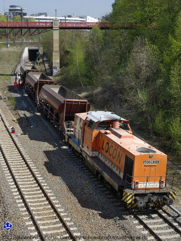 Berlin, Wedding, Bhf. Gesundbrunnen. 
Die Bauarbeiten auf der Nord-Süd-S-Bahn nähern sich dem Ende, hier  LOCON  Diesellok 211 (92 80 1293 502-1 D-LOCON) auf der S-Bahn Strecke mit einem Bauzug beim schottern, südlich des Bahnhofes Berlin Gesundbrunnen.
23. April 2015