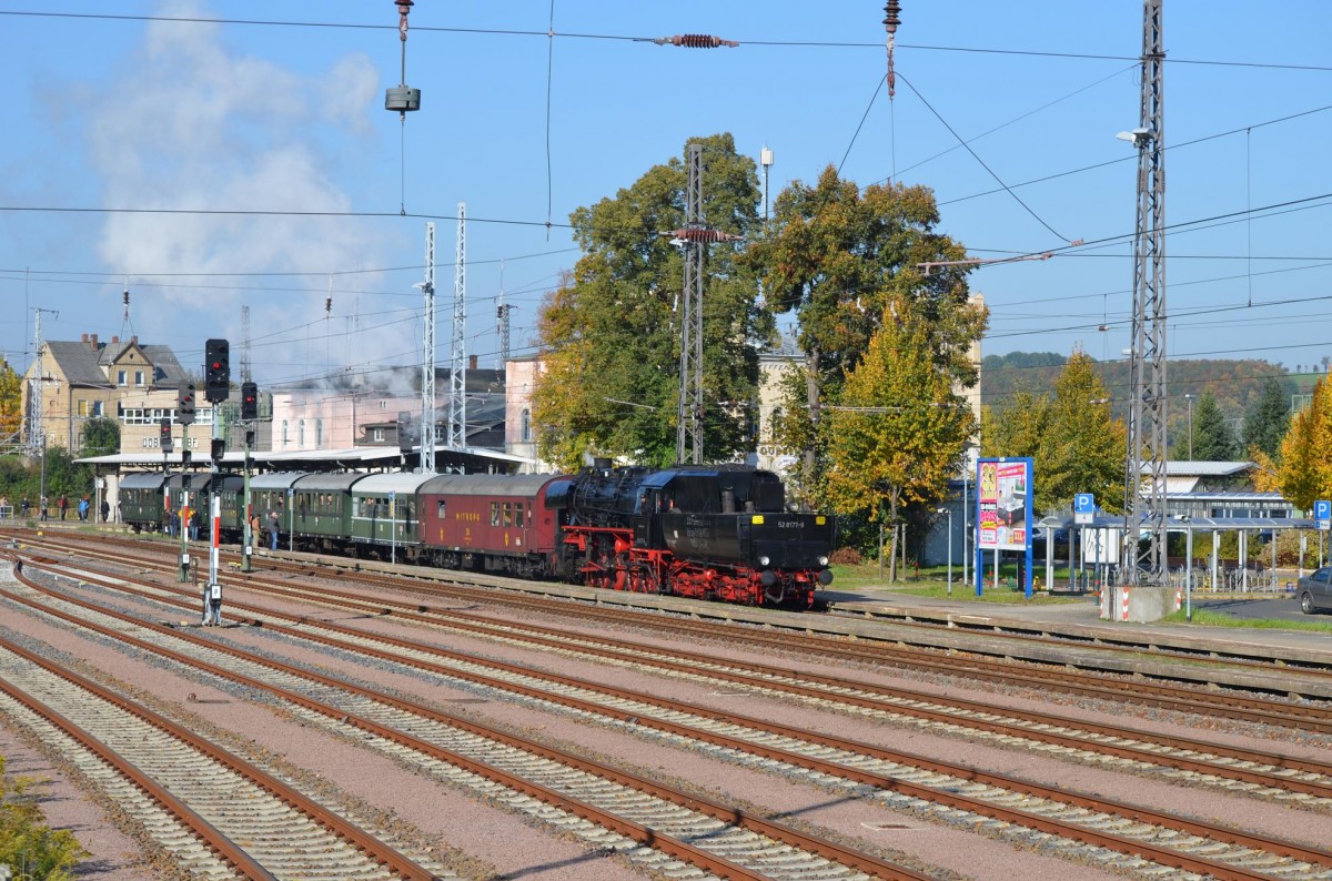 Berliner 52 8177-9 mit dem Sonderzug Berlin - Nossen in Dbeln Hbf 11.10.2015