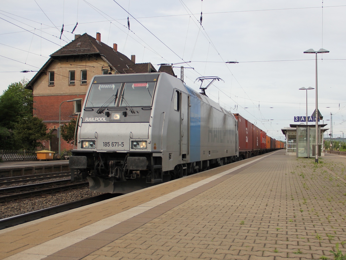 Berliner Fu�ballfan zeigt Flagge in seinem Tfz. 185 671-5 mit Containerzug in Fahrtrichtung S�den. Aufgenommen am 02.06.2013 in Eichenberg.