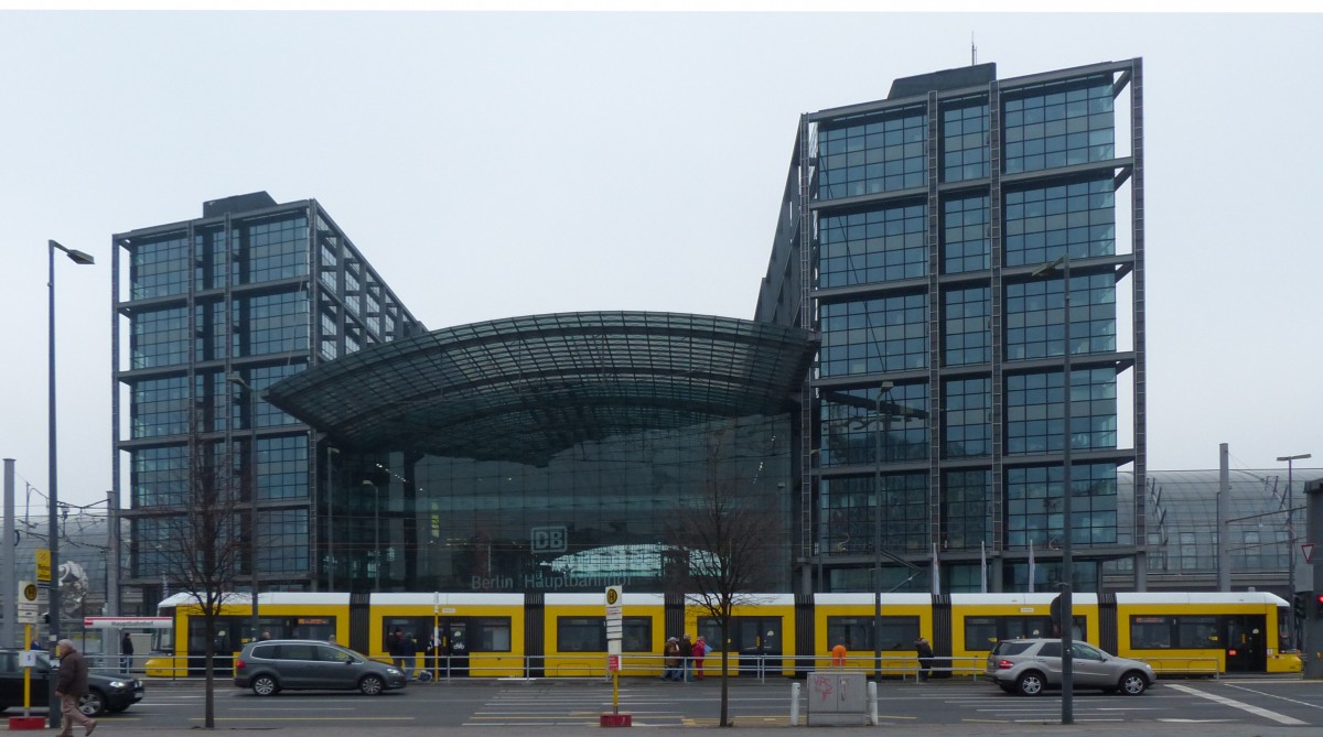 Berliner Hauptbahnhof mit Straßenbahnanschluss: Insgesamt 1,8 Kilometer neue Gleise und sechs neue Haltestellen (davon wegen der Kehrschleife in Moabit einige nur in einer Richtung nutzbar) wurden heute erstmals den Fahrgästen angeboten. 14.12.2014, Berlin Hauptbahnhof