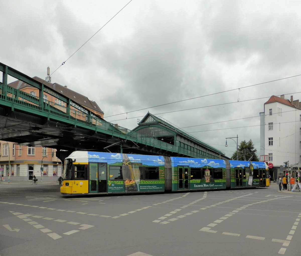 Berliner Impressionen: U-Bahn oben - Strassenbahn unten. Wagen 2016 an der Eberswalder Strasse, 24.Juni 2015. 