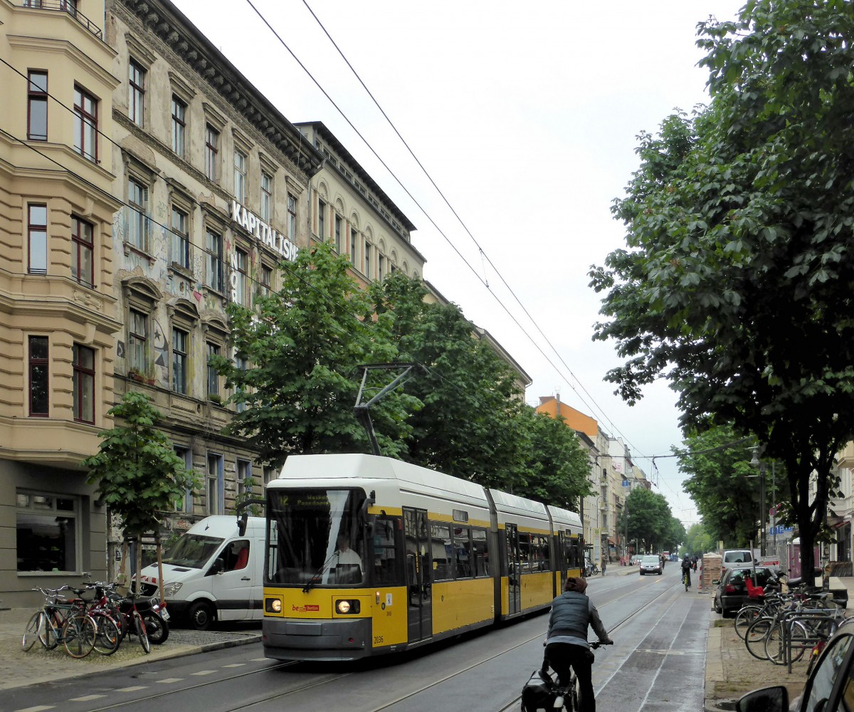 Berliner Impressionen: Wagen 2036 in der Kastanienallee, 22.Juni 2015. Umgeben von Fahrrädern. 
