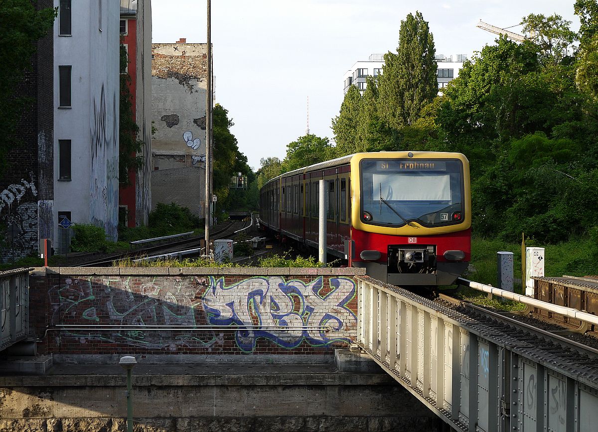 Berliner S-Bahn-Impressionen: Ausfahrt eines Zuges der Linie 1 aus dem Bahnhof  Schöneberg . Hier hat sich noch einiges vom morbiden Charme des einstigen West-Berlins erhalten, ob man das nun mag, oder nicht... 26.5.2014