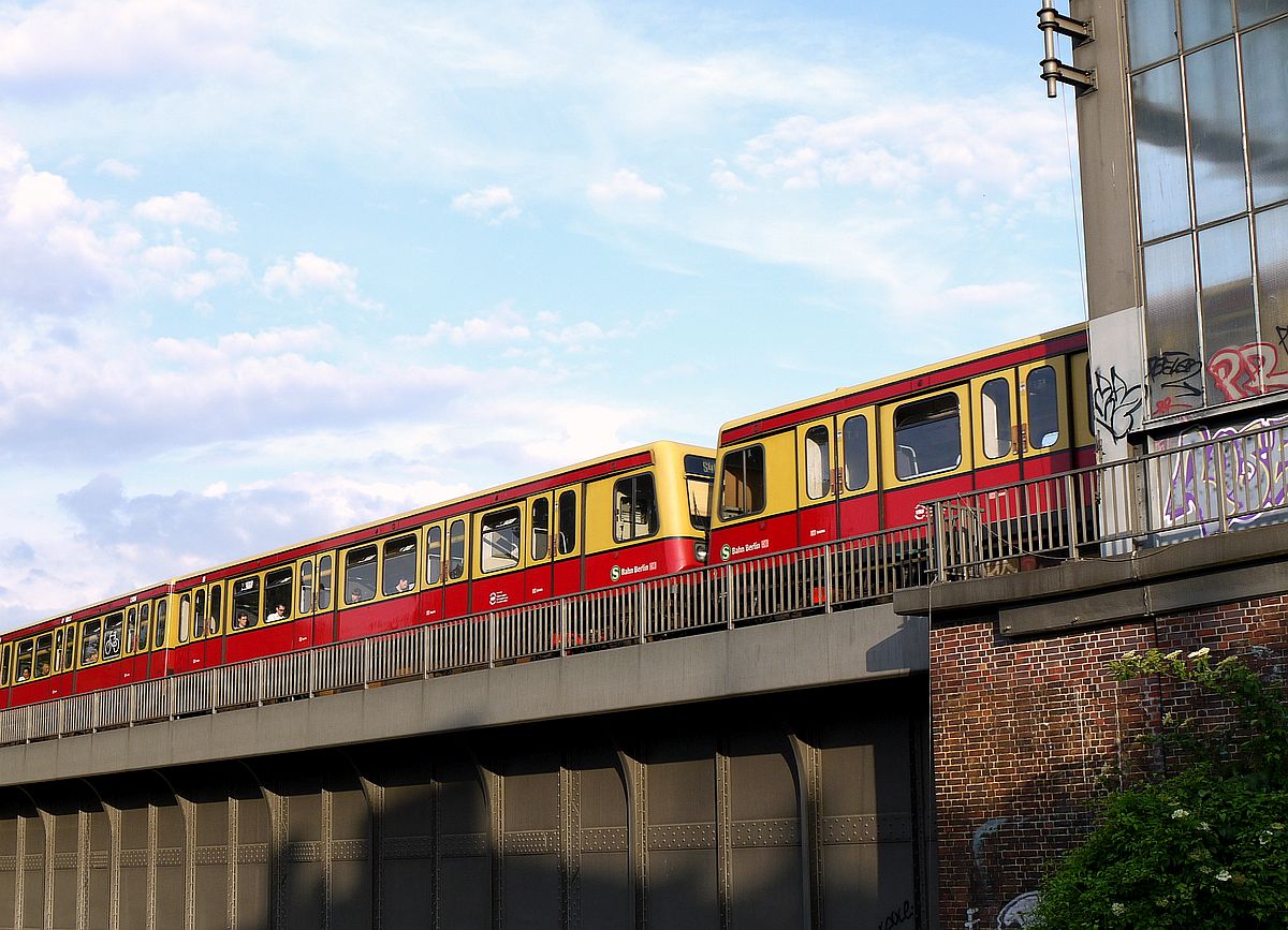 Berliner S-Bahn-Impressionen: Einfahrt eines Zuges in den Turmbahnhof  Schöneberg , gesehen vom unteren Bahnsteig aus. 26.5.2014