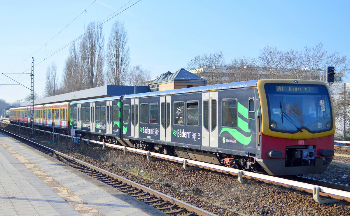 Berliner S-Bahn mit dem Werbevietelzug 481 263-2  Bädermagie  auf der Linie S41 Ringbahn am S-Bhf. Berlin-Jungfernheide.