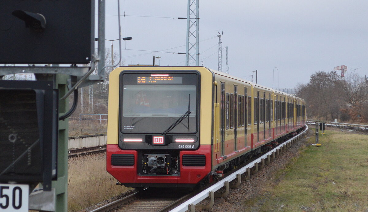 Berliner S-bahn mit der Linie S45 und vorneweg dem Halbzug 484 006 A zusammen mit einem Viertelzug der BR 483 am 15.01.22 Einfahrt S-Bhf. Flughafen BER Terminal 5.