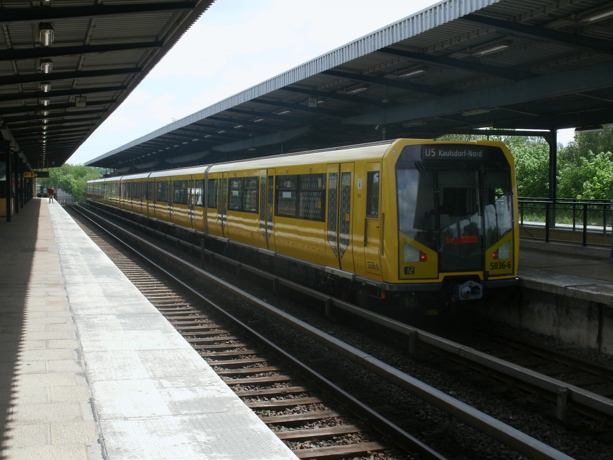 Berliner U-Bahntriebwagen 5036-6,am 12.Mai 2012,im Bahnhof Wuhletal.