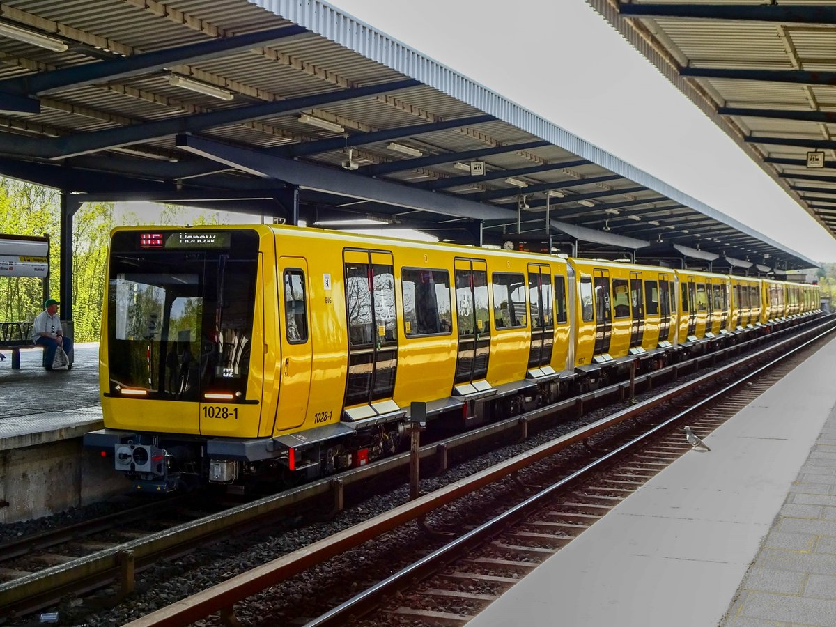 Berliner U-Bahnzug 1028-1 als U5 nach Hönow in Wuhletal, 18.04.2018.