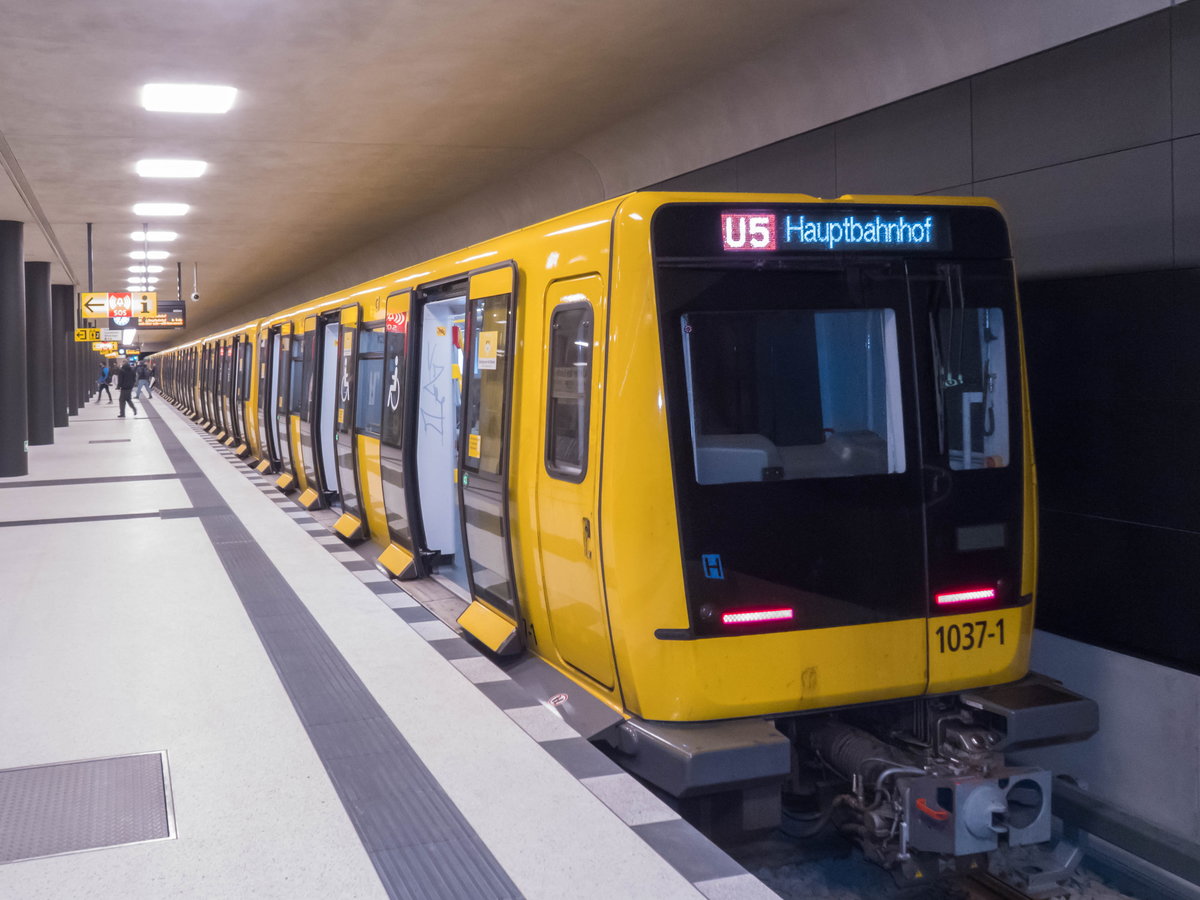 Berliner U-Bahnzug 1037-1 mit U5 zum Hauptbahnhof in der Station Unter den Linden, 23.12.2020.