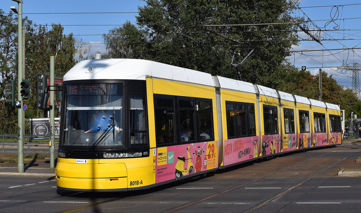 Berliner Verhrsbetriebe mit ihrem modularen Niederflur-Gelenktriebwagen Typ  Flexity Berlin/GT8-11ERL , Baujahr 2012 mit der BVG Nr. 8018 als Linie M6 Kreuzung Landsberger Allee/Rhinstraße am 15.09.23