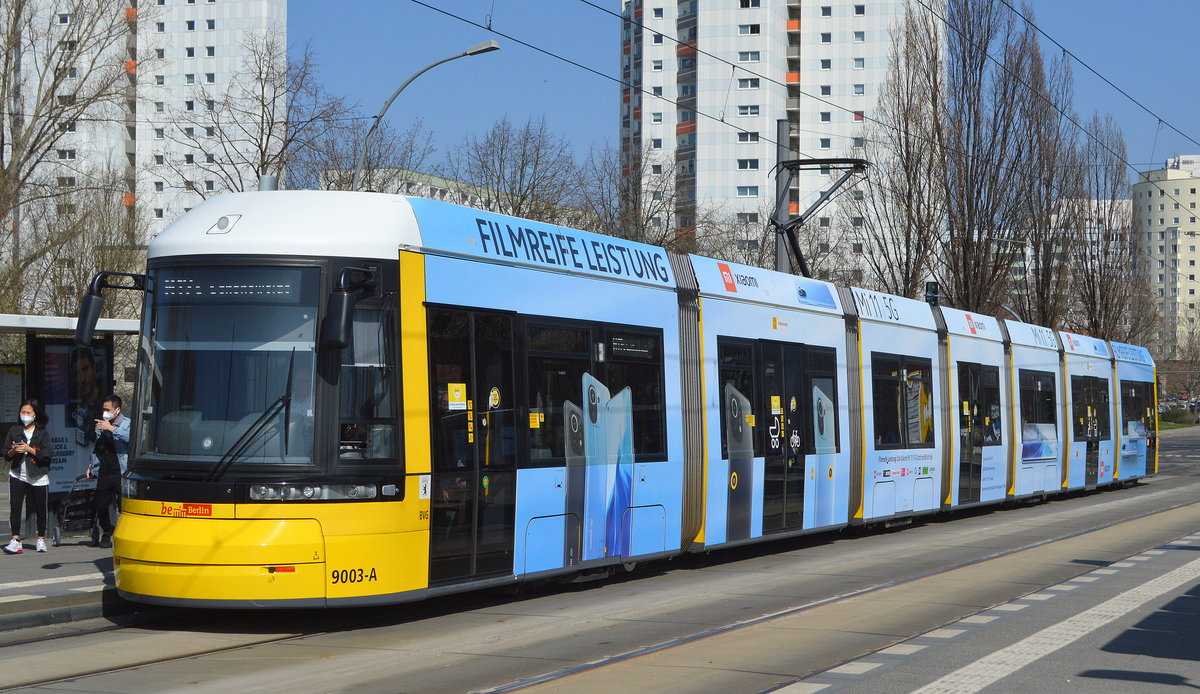 Berliner Verkehrsbetriebe mit der Bombardier Flexity  Typ F8Z  (BVG-Nr. 9003-A) Straßenbahn, Inbetriebnahme 2013, hier als Linie M17 am 31.03.21 Haltestelle Berlin Bhf.-Hohenschönhausen. 