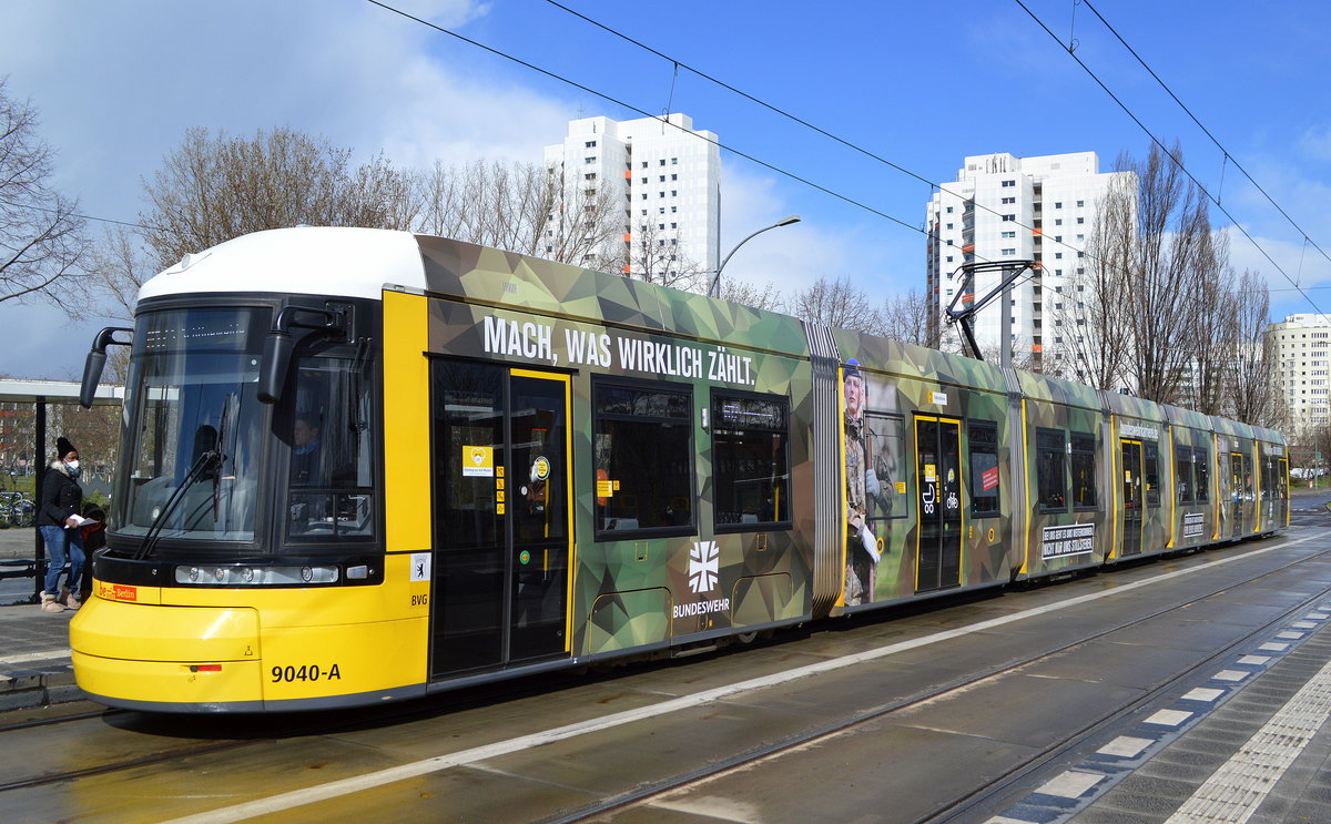 Berliner Verkehrsbetriebe mit der Bombardier Flexity Typ F8Z (BVG-Nr. 9040-A) Straßenbahn, Inbetriebnahme 2015, war übrigens die 100. Flexity in Berlin die in Betrieb ging, hier als Linie M17 am 06.04.21 Haltestelle Berlin Bhf.-Hohenschönhausen.