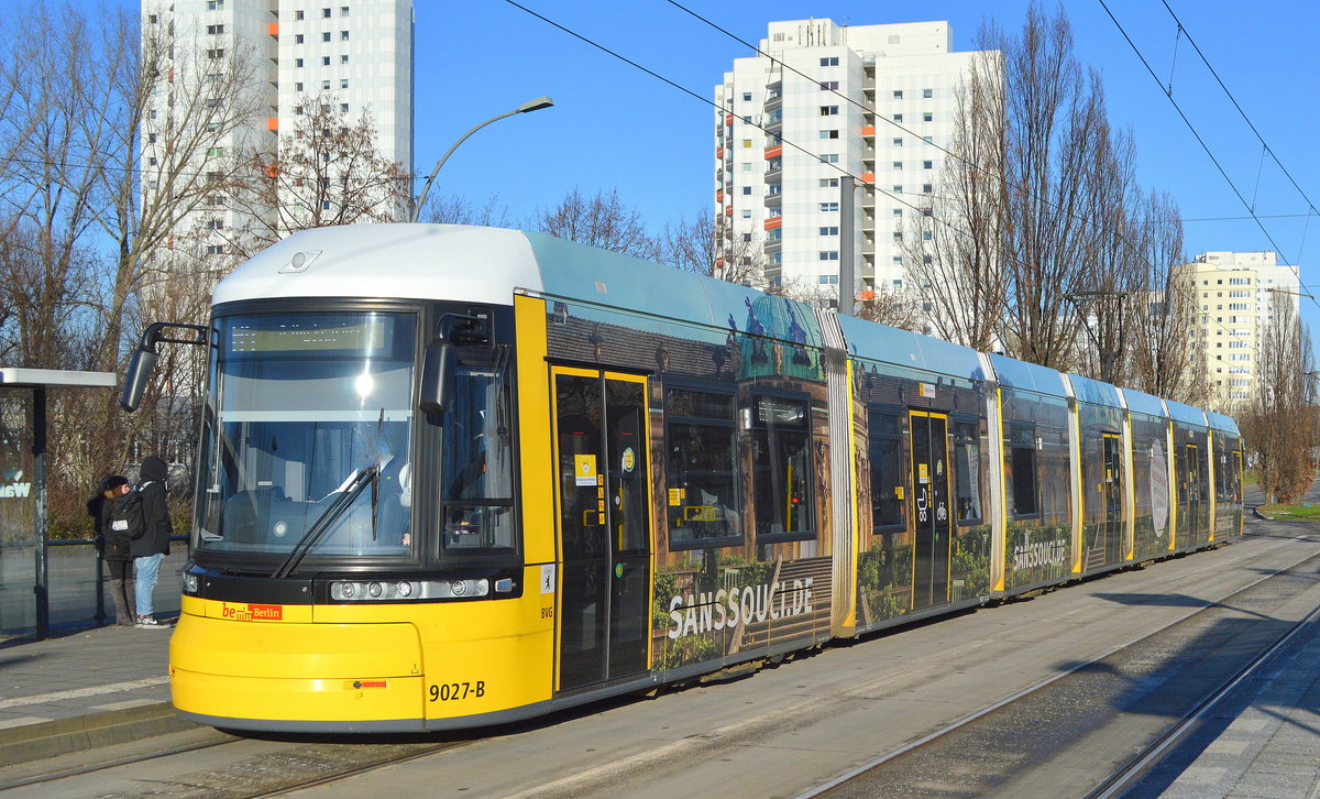 Berliner Verkehrsbetriebe mit der Bombardier Typ F8Z 11 (BVG-Nr. 9027-B) Straßenbahn, Inbetriebnahme 2015, hier als Linie M4 am 31.01.21 Haltestelle Berlin Bhf.-Hohenschönhausen.