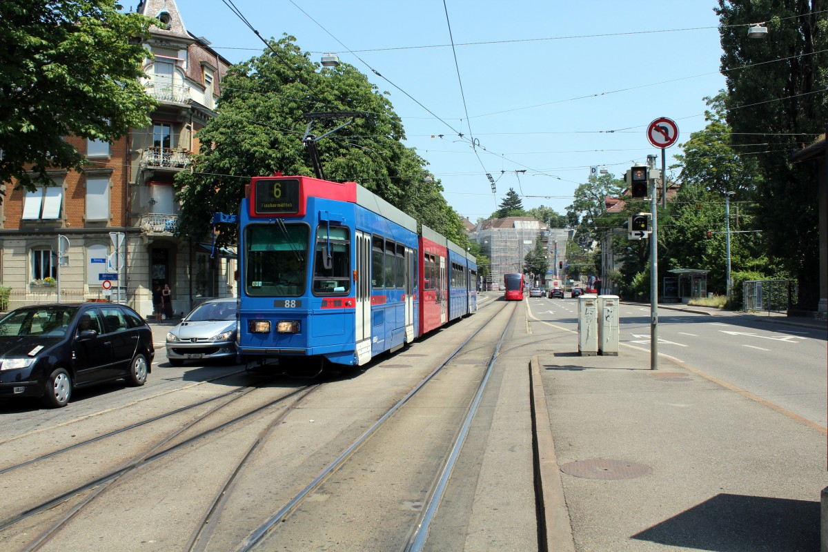 Bern Bernmobil / RBS Tram 6 (SWP/SIG/ABB/Stadler Be 4/10 88) Thunstrasse / Bornweg am 7. Juli 2015.