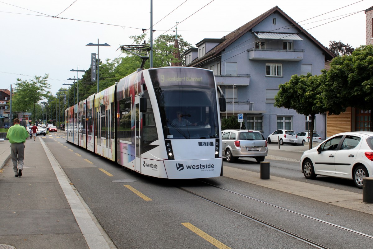 Bern Bernmobil: Am 7. Juli 2015 nähert sich der Tw 671 (Siemens Combino) auf der Tramlinie 9 der Endstation in Wabern.