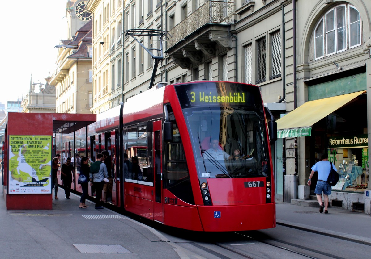 Bern Bernmobil Tram 3 (Siemens Combino Be 6/8 667) Christoffelgasse am 8. Juli 2015.