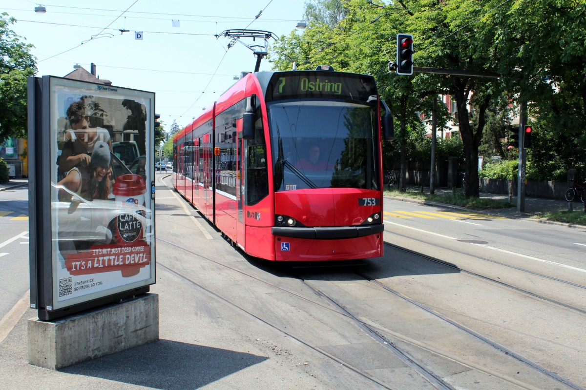 Bern Bernmobil Tram 7 (Siemens Combino Be 4/6 753) Thunstrasse / Brunnadernstrasse am 7. Juli 2015.