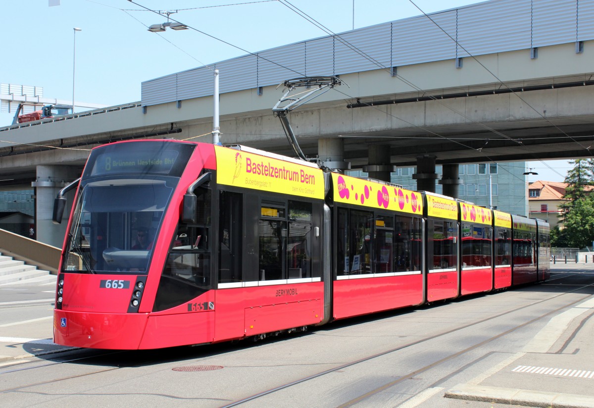 Bern Bernmobil Tram 8 (Siemens Combino Be 6/8 665) Europaplatz am 7. Juli 2015.
