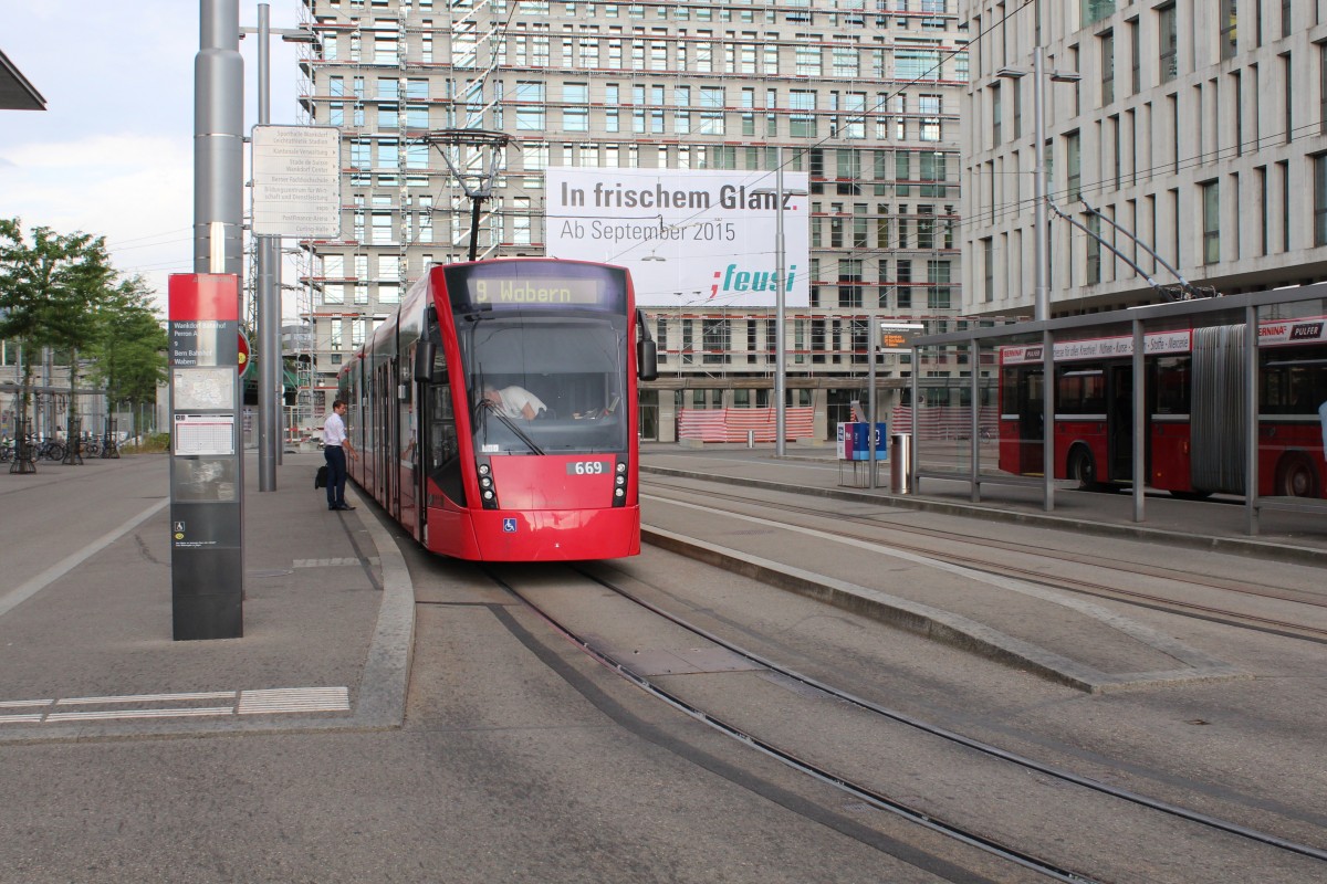 Bern BernMobil Tram 9 (Siemens-Combino Be 4/8 669) Wankdorf Bahnhof am 7. Juli 2015.