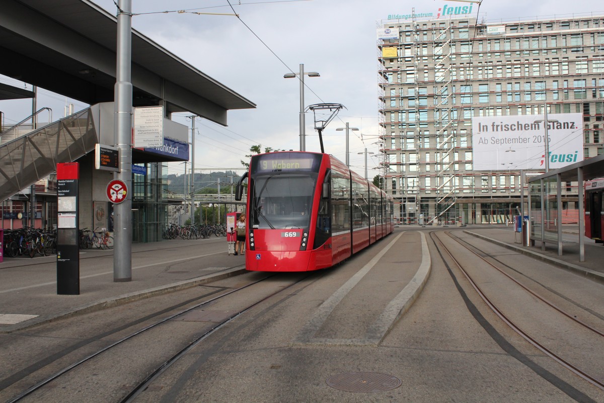 Bern BernMobil Tram 9 (Siemens-Combino Be 4/8 669) Wankdorf Bahnhof am 7. Juli 2015. 