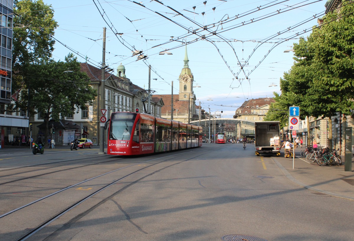 Bern BernMobil Tram 9 (Siemens-Combino Be 4/8 654) Bubenbergplatz am 8. Juli 2015.