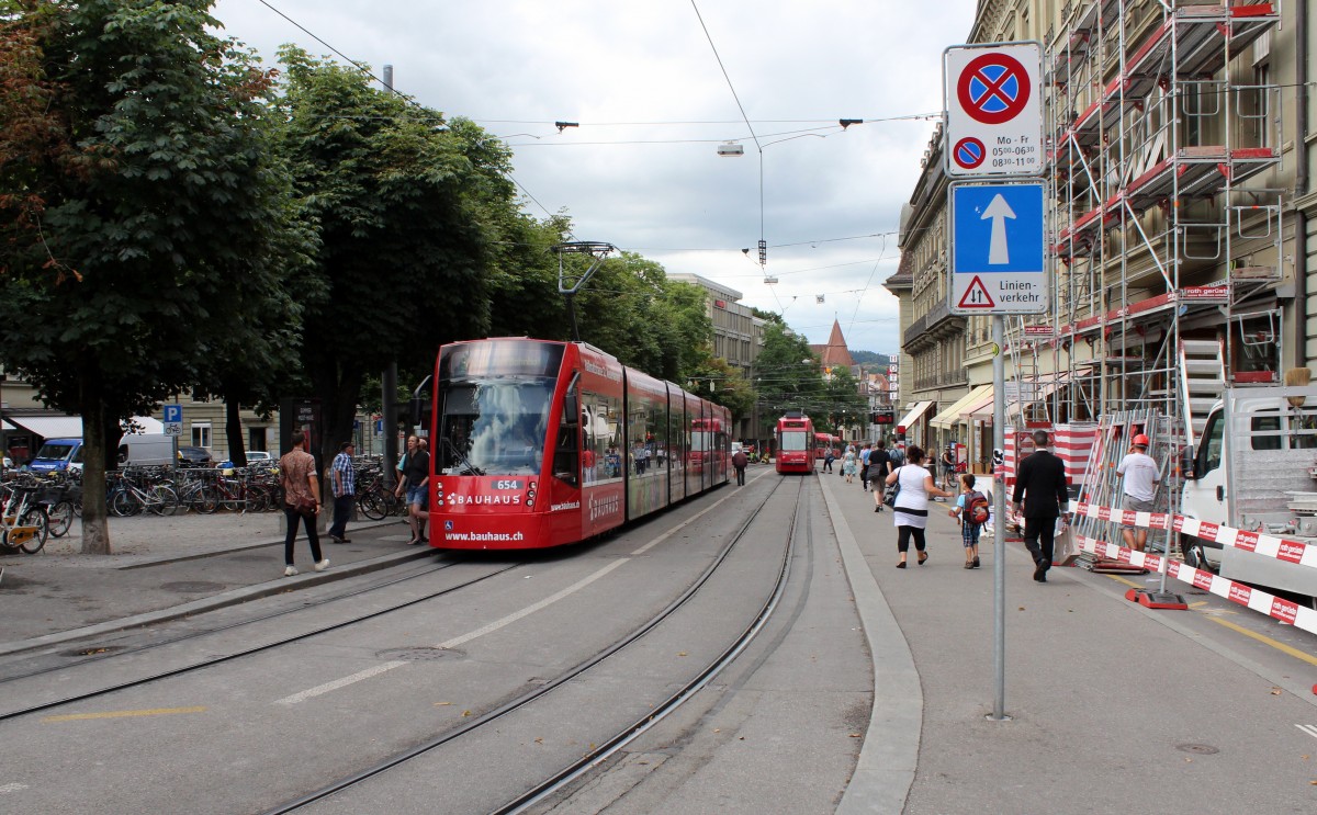 Bern BernMobil Tram 9 (Siemens-Combino Be 4/8 654) Hirschengraben am 8. Juli 2015.