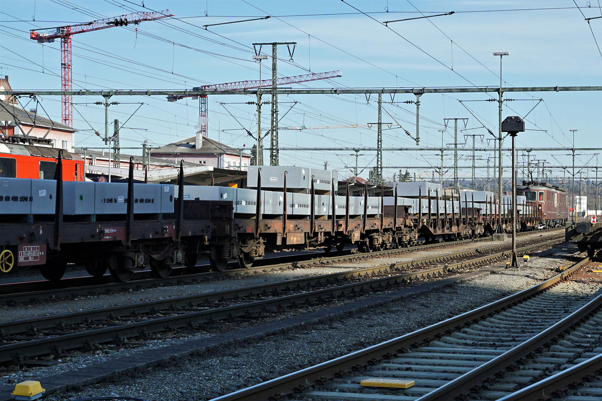 Bern-Lötschberg-Simplon-Bahn/BLS.
Am 6. Februar 2020 brachten die BLS Re 425 183 und Re 425 195 eine Sonderleistung nach Singen.
Fotostandorte von der Strasse her öffentlich zugänglich. Bildausschnitt Fotoshop.
Foto: Walter Ruetsch
