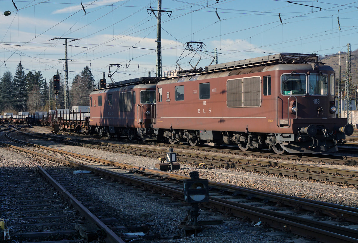 Bern-Lötschberg-Simplon-Bahn/BLS.
Am 6. Februar 2020 brachten die BLS Re 425 183 und Re 425 195 eine Sonderleistung nach Singen.
Fotostandorte von der Strasse her öffentlich zugänglich. Bildausschnitt Fotoshop.
Foto: Walter Ruetsch