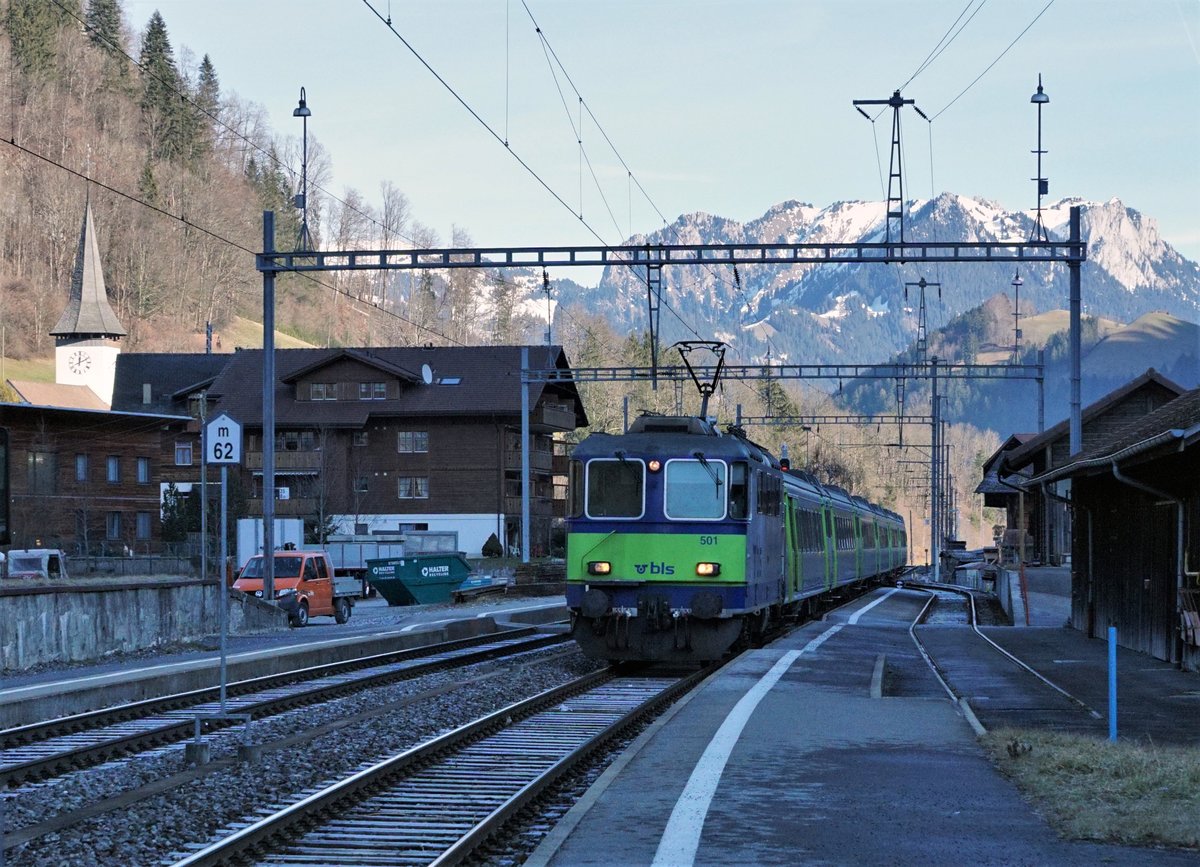Bern-Lötschberg-Simplon-Bahn/BLS.
Das Simmental, die letzte Bastion der BLS Re 420.
Die wenigen noch betriebstüchtigen ehemaligen SBB Re 4/4 II der BLS Flotte gelangen zur Zeit nur noch planmässig für die Führung der RE Interlaken Ost - Zweisimmen zum Einsatz.
Die noch bestehenden Lokzüge vom RegioExpress Bern - Neuchâtel - La Chaux-de-Fonds sowie von den im Simmental verkehrenden RE wurden gedreht wegen dem Umzug vom Depot Aebimatt nach Spiez, wo neu die Arbeiten für den Unterhalt ausgeführt werden.
RE Einfahrt mit der Re 420 501 in Boltigen am 8. Januar 2020.
Foto: Walter Ruetsch  