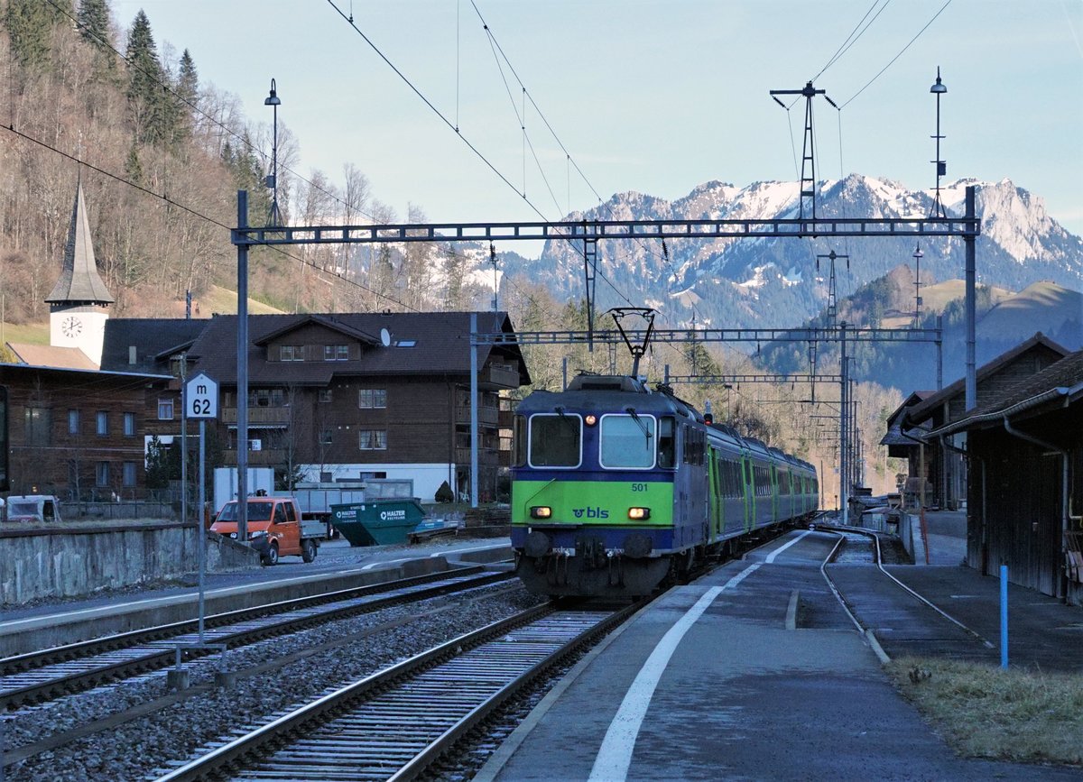 Bern-Lötschberg-Simplon-Bahn/BLS.
Das Simmental, die letzte Bastion der BLS Re 420.
Die wenigen noch betriebstüchtigen ehemaligen SBB Re 4/4 II der BLS Flotte gelangen zur Zeit nur noch planmässig für die Führung der RE Interlaken Ost - Zweisimmen zum Einsatz.
Die noch bestehenden Lokzüge vom RegioExpress Bern - Neuchâtel - La Chaux-de-Fonds sowie von den im Simmental verkehrenden RE wurden gedreht wegen dem Umzug vom Depot Aebimatt nach Spiez, wo neu die Arbeiten für den Unterhalt ausgeführt werden.
RE Einfahrt mit der Re 420 501 in Boltigen am 8. Januar 2020.
Foto: Walter Ruetsch  