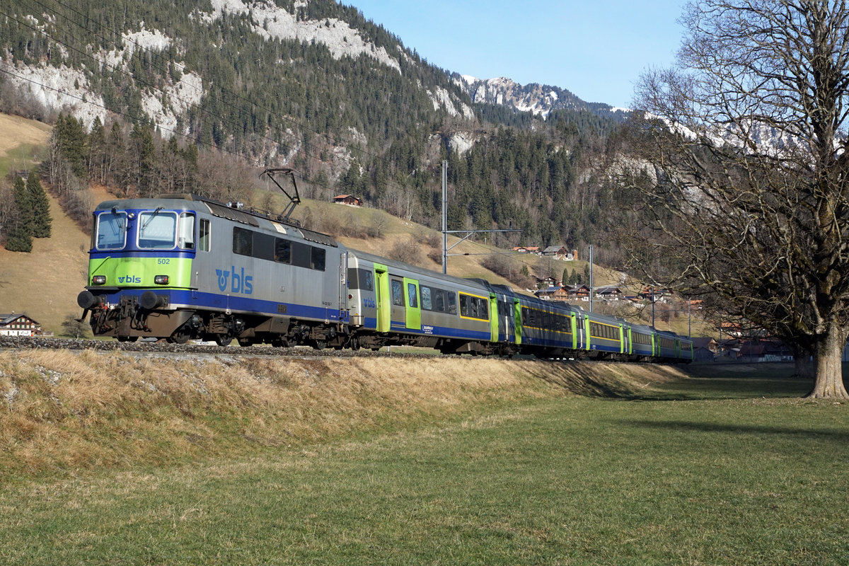 Bern-Lötschberg-Simplon-Bahn/BLS.
Das Simmental, die letzte Bastion der BLS Re 420.
Die wenigen noch betriebstüchtigen ehemaligen SBB Re 4/4 II der BLS Flotte gelangen zur Zeit nur noch planmässig für die Führung der RE Interlaken Ost - Zweisimmen zum Einsatz.
Die noch bestehenden Lokzüge vom RegioExpress Bern - Neuchâtel - La Chaux-de-Fonds sowie von den im Simmental verkehrenden RE wurden gedreht wegen dem Umzug vom Depot Aebimatt nach Spiez, wo neu die Arbeiten für den Unterhalt ausgeführt werden.
Bei Boltigen schiebt am 8. Januar 2020 die Re 420 502 ihren RE bestehend aus EW III - Wagen nach Interlaken Ost.
Foto: Walter Ruetsch  