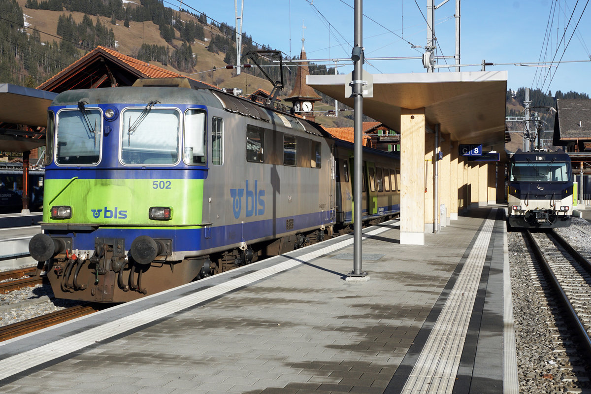 Bern-Lötschberg-Simplon-Bahn/BLS.
Das Simmental, die letzte Bastion der BLS Re 420.
Die wenigen noch betriebstüchtigen ehemaligen SBB Re 4/4 II der BLS Flotte gelangen zur Zeit nur noch planmässig für die Führung der RE Interlaken Ost - Zweisimmen zum Einsatz.
Die noch bestehenden Lokzüge vom RegioExpress Bern - Neuchâtel - La Chaux-de-Fonds sowie von den im Simmental verkehrenden RE wurden gedreht wegen dem Umzug vom Depot Aebimatt nach Spiez, wo neu die Arbeiten für den Unterhalt ausgeführt werden.
Zusammentreffen von der BLS Re 420 502 mit der MOB Ge 4/4 8004 am 8. Januar 2020.
Foto: Walter Ruetsch 
  